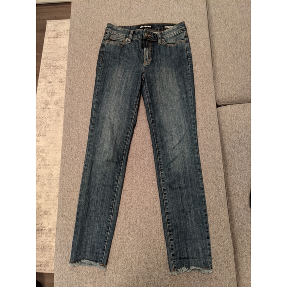Medium blue straight jeans w/ frayed hem, size 25 - Picture 1 of 4